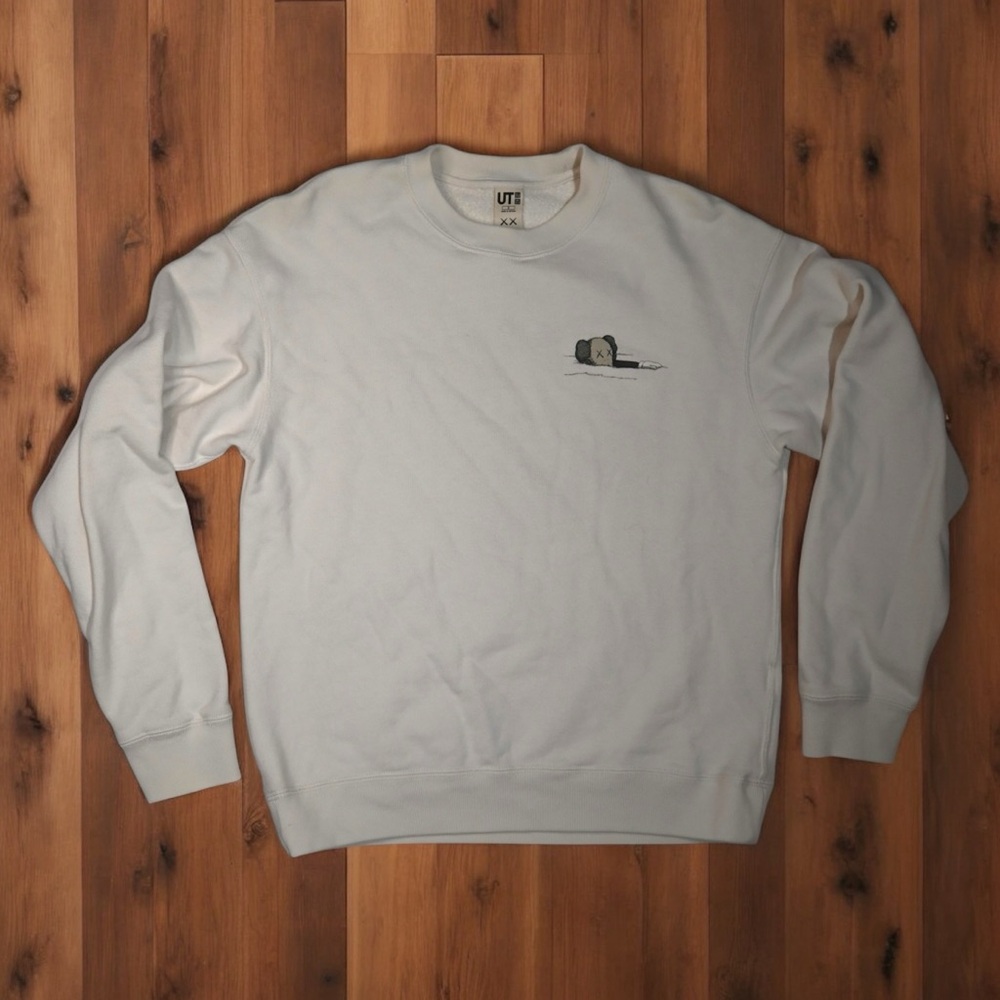 Uniqlo UT KAWS Sweatshirt Mens Small Crew Neck Pullover Streetwear‎ Art Graphic